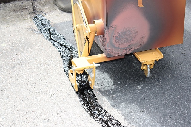 Начните с малого, с устранения трещин на асфальте